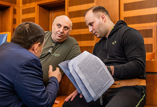 Čtyři členy rodiny provozující pouťové atrakce viní obžaloba u hradeckého...
