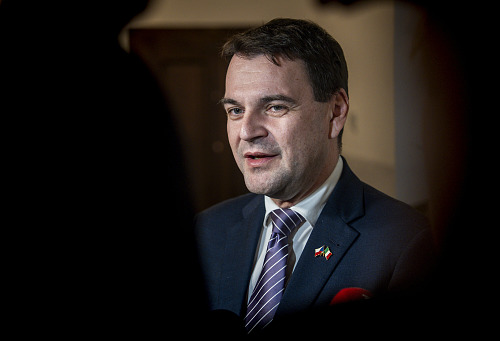 U druhého kola senátních voleb odvolil i ministr zahraničí Petr Macinka...