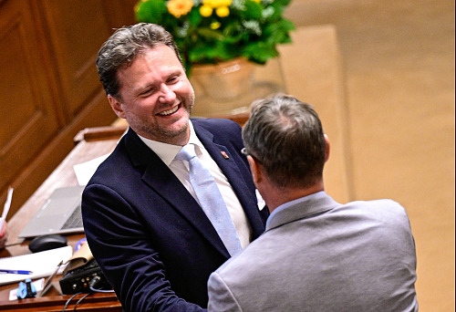 Schůze Sněmovny, 3. července 2026, Praha. Zleva Radek Vondráček (ANO) a ministr...