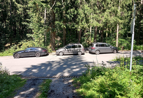 Automobily často v Beskydech parkují v zákazech stání a někdy i zastavení.