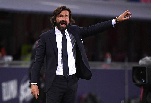 Někdejší italský záložník Andrea Pirlo na lavičce Juventusu.
