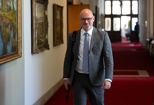 Na jednání vlády přichází ministr školství Robert Plaga (ANO). Premiér Andrej...