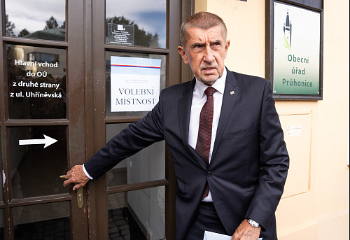 V Česku začaly komunální a senátní volby. Premiér Andrej Babiš (ANO) přichází v...