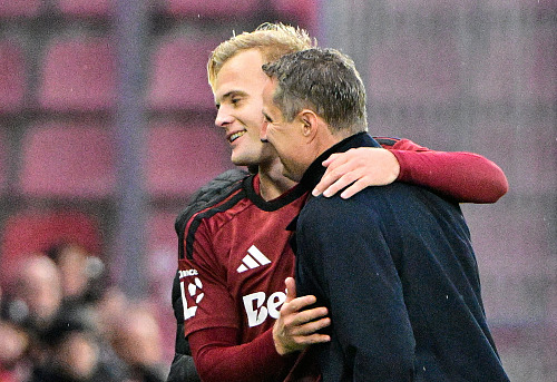 Jonatan Brunes a kouč Brian Priske po zápase proti Slovácku, kdy norský útočník...