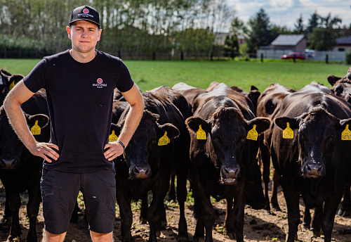Antonín Müller se stádem wagyu na rodinné farmě v Mněticích na Pardubicku.