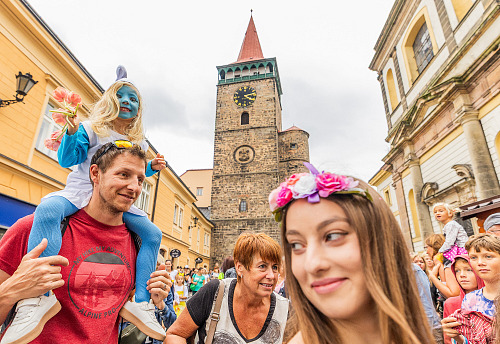 Festivalový průvod pohádkových bytostí centrem Jičína (10. září 2025)