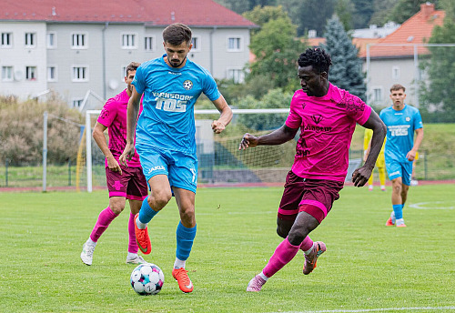 Ústecký fotbalista Solomon Osaghae (vpravo) v pohárovém zápase ve Varnsdorfu,...