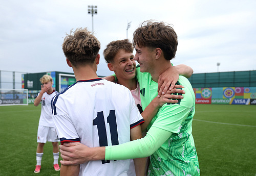 Čeští fotbalisté do 15 let oslavují úspěch proti Brazílii ve čtvrtfinále...