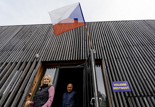 V Česku začaly komunální a senátní volby. Volební místnost Líbeznice. (9. září...