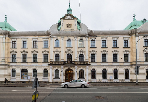 Hradecké Adalbertinum je v havarijním stavu, do budovy zatéká.