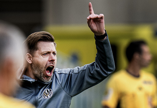 Královéhradecký trenér David Horejš udílí pokyny.