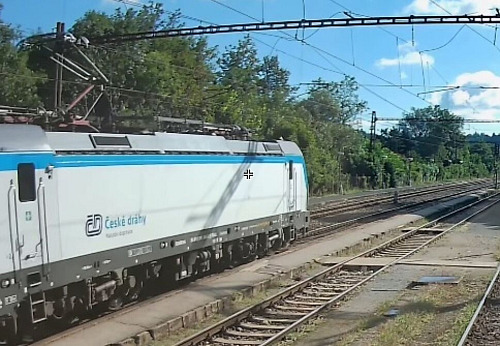 Přejezd v Zadní Třebani, kde projíždějící vlak jen těsně minul skupinu lidí,...