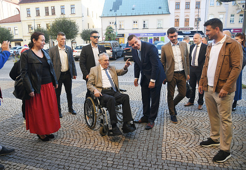 Bývalý prezident Miloš Zeman podpořil v Chomutově kandidáty Rajchlova hnutí...