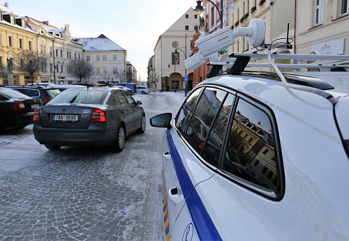 Kamery na služebním voze snímají registrační značky zaparkovaných automobilů a...