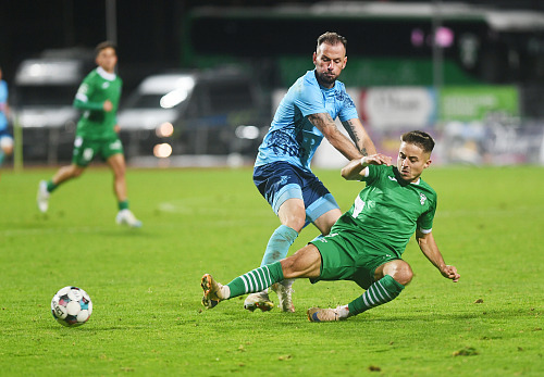 Ústecký Pavel Moulis v souboji s Adamem Čičovským z Karviné.