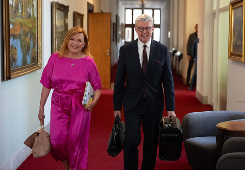 Na jednání vlády přichází ministryně Alena Schillerová a ministr průmyslu Karel...