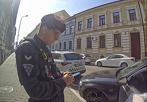 Budějovičtí strážníci zastavili řidičku, která jela jednosměrkou v protisměru....