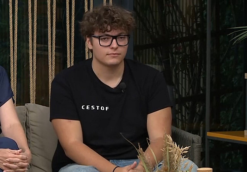 Lucas Papadakis ve Snídani na televizi Nova vystoupil jako lovec bouřek (září...