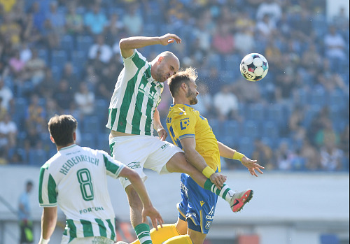Obránce Bohemians David Lischka v hlavičkovém souboji v utkání proti Teplicím.