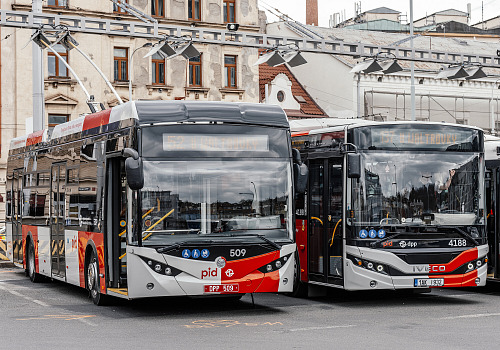 První jízda trolejbusu na lince číslo 52 na trase Na Knížecí - U Waltrovky. (1....
