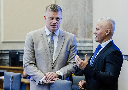 Filip Turek (vlevo) na zasedání vlády, která se mimo jiné zabývá novelou zákona...