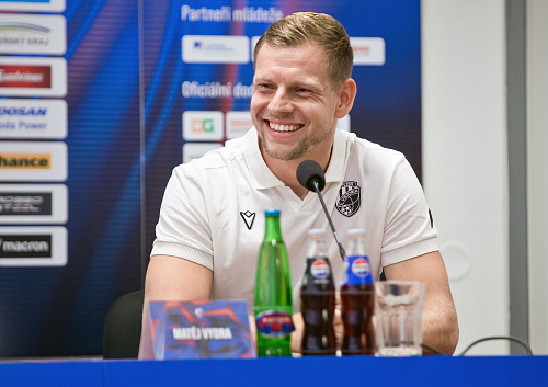 Kapitán Plzně Matěj Vydra hovoří na tiskové konferenci.