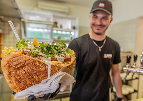 Bistro U Dudka v Jaroměři hostům servíruje obří kebab se smaženým sýrem, který...