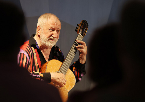 Legendární kytarista Štěpán Rak v hudebním sále Stříbrného domu v Jihlavě...