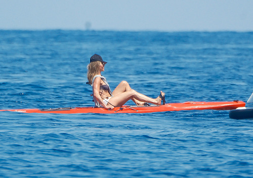 Jennifer Anistonová si dovolenou zpestřila sportem na moři. Na Mallorce...