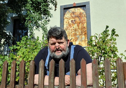 Miloslav Svoboda chebský dům vyzdobil biblickými motivy. (3. srpna 2026)