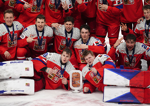Čeští hokejisté pózují s trofejí pro bronzový tým mistrovství světa juniorů.