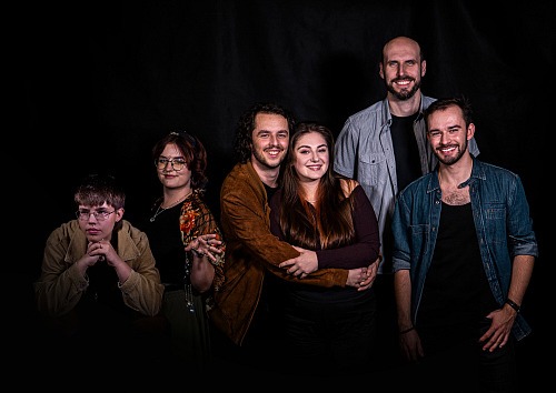 Původně měl vzniknout takzvaný jukebox muzikál, tedy představení složené ze...
