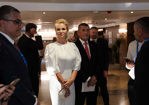 Premiér Andrej Babiš (ANO) s manželkou Monikou před neformální večeří na...