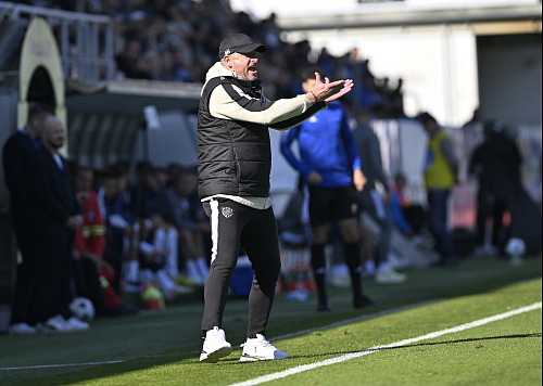 Martin Svědík, trenér Zbrojovky Brno, dává pokyny svěřencům během utkání se...