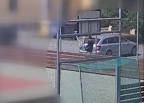 Odstavené auto, jemuž běžel motor, zaujalo pětatřicetiletého kolemjdoucího....