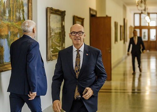 Jednání vlády. Financování asistentů pedagoga v základních školách. Na snímku...