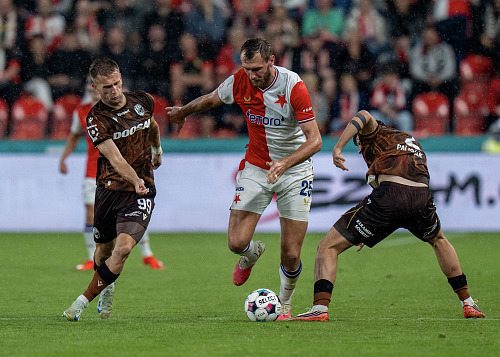 Tomáš Chorý ze Slavie vede míč v zápase s Plzní.