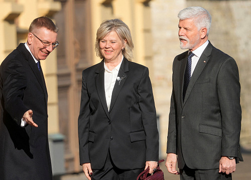 Lotyšský prezident Edgars Rinkévičs, český prezident Petr Pavel a první dáma...