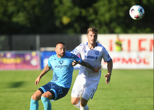 Antonín Fantiš z Ústí nad Labem v souboji s Vojtěchem Čítkem z Kladna.