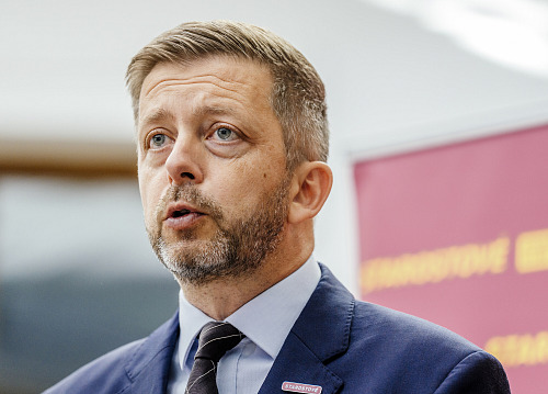 Předseda STAN Vít Rakušan před mimořádnou schůzí o nedůvěře vládě. (29. září...