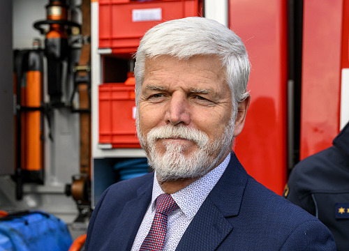 Prezident republiky Petr Pavel si prohlíží hasičskou stanici v průmyslové zóně...