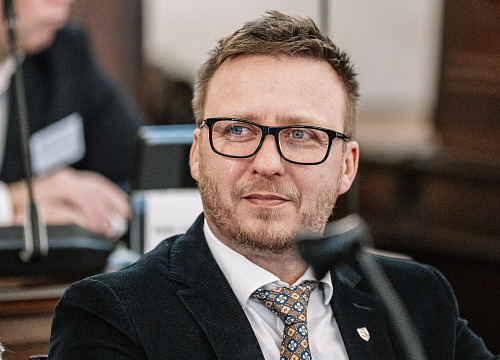 Poslanec SPD Jindřich Rajchl uspořádal seminář o covidu a dopadech vládních...