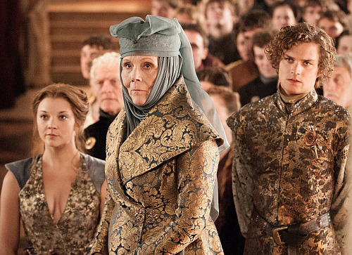 Natalie Dormerová, Diana Riggová a Finn Jones v seriálu Hra o trůny (2013)