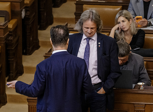 Miroslav Ševčík a Tomio Okamura (oba SPD) během jednání na mimořádné schůzi...