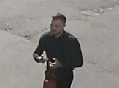 Podvodník předal muži padělané, nebo kradené hodinky značky Rolex.
