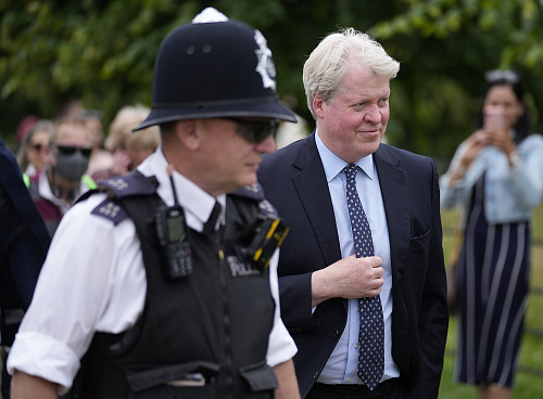 Hrabě Charles Spencer při příchodu do Kensingtonského paláce (Londýn, 1....
