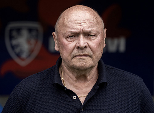 Český trenér Miroslav Koubek sleduje přípravu proti Kosovu.