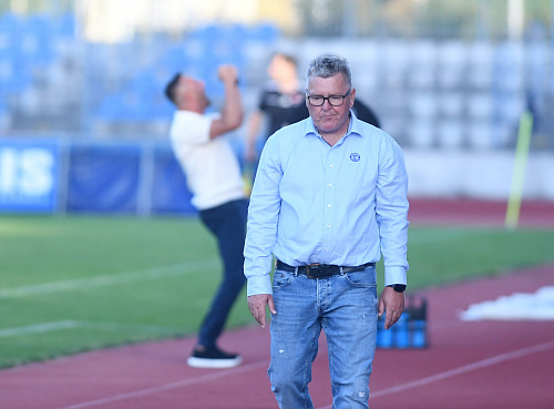Zklamaný kladenský trenér Zdeněk Hašek během utkání s Ústím nad Labem.