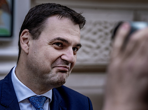 Ministr zahraničí Petr Macinka (Motoristé sobě) odvolil na Základní a mateřské...