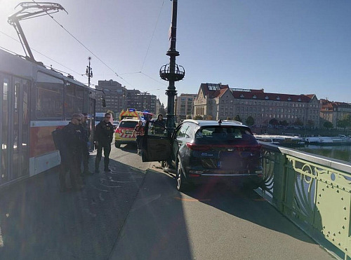 Nehoda na Čechově mostě. Řidička vjela na chodník a srazila chodce. (25. září...